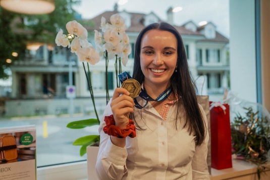 Louisa nach ihrer erfolgreichen Teilnahme an den Berufs-Weltmeisterschaften SwissSkills in Lyon und ihrer «Medaillon for Excellence»