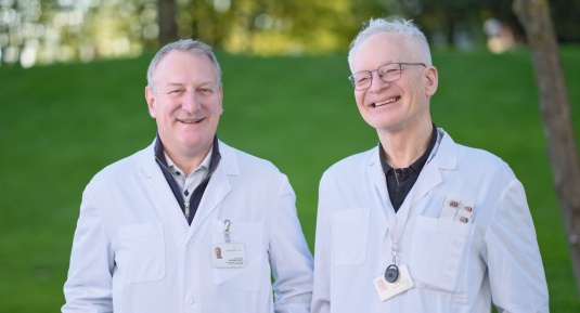 v.l. Prof. Dr. med. Andreas Pasch und Prof. Dr. med. Markus Mohaupt haben zusammen das Hybridsystem der Weiterbildungsklinik Allgemeine Innere Medizin entwickelt. Foto: Lindenhof-Areal, April 2026