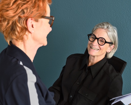 Wie eng nahtlos Medizin und Pflege zusammenarbeiten, zeigt auch das gemeinsame Büro von Dr. med. Jeannine Hullin, Chief Medical Officer, und Agnèse Niederberger, Chief Nurse Officer. Foto: Georg Baumewerd