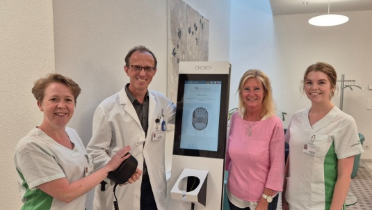 v.l. Anouk van der Ziel, Abteilungsleiterin Fachpersonal Radio-Onkologie, Stephan Klöck, Fachverantwortlicher Strahlenschutz,  Ariane Frey, Teamleiterin Administration Radiologie, Jordyn Winter, Dipl. Radiologiefachfrau mit Fachverantwortung