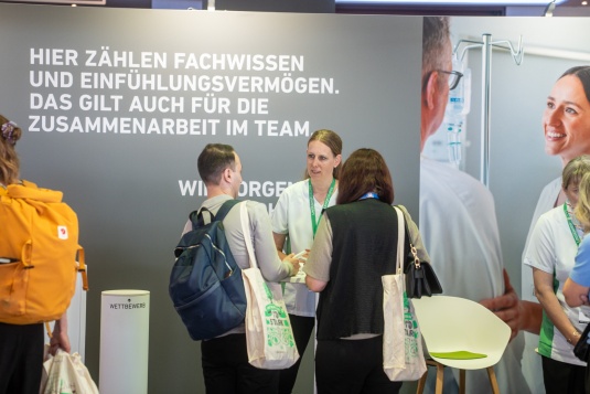 Eva Evers, Pflegeexpertin der Fachentwicklung Pflege, im Gespräch mit Interessierten beim SBK-Stand der Lindenhofgruppe