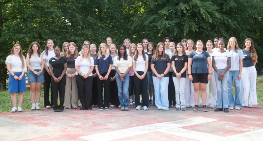 34 Lernende EFZ starten 2026 ihre Lehre bei der Lindenhofgruppe und zeichnen sich bereits durch vier wichtige Eigenschaften aus: Empathie, Offenheit, Engagement und Respekt. Ihre Grundlage für den erfolgreichen Zusammenhalt. 34 Lernende EFZ starten 2026 ihre Lehre bei der Lindenhofgruppe und zeichnen sich bereits durch vier wichtige Eigenschaften aus: Empathie, Offenheit, Engagement und Respekt. Ihre Grundlage für den erfolgreichen Zusammenhalt.