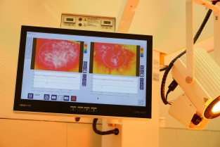 Über die Monitore kontrolliert Dr. Notter die Temperaturkurven und prüft die Temperaturwerte. 45–60 Minuten dauert die Wärmebehandlung.