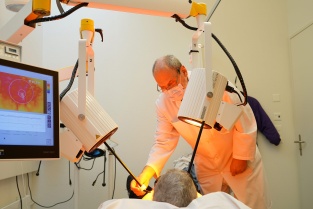 Dr. med. M. Notter bei der Hyperthermiebehandlung.