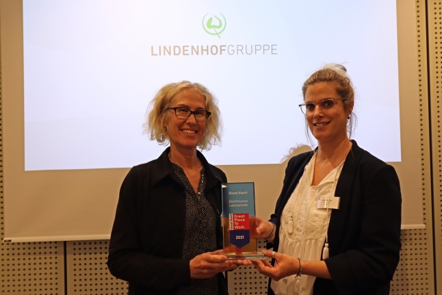 Sandra Pagel, Leiterin HR-Kompetenzzentrum und Rita Küchler, Leiterin Aus- und Weiterbildung (beide Lindenhofgruppe) bei der Entgegennahme des Great Start! Zertifikats.