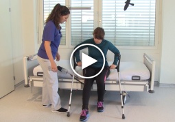 Aufstehen und Absitzen mit Stöcken